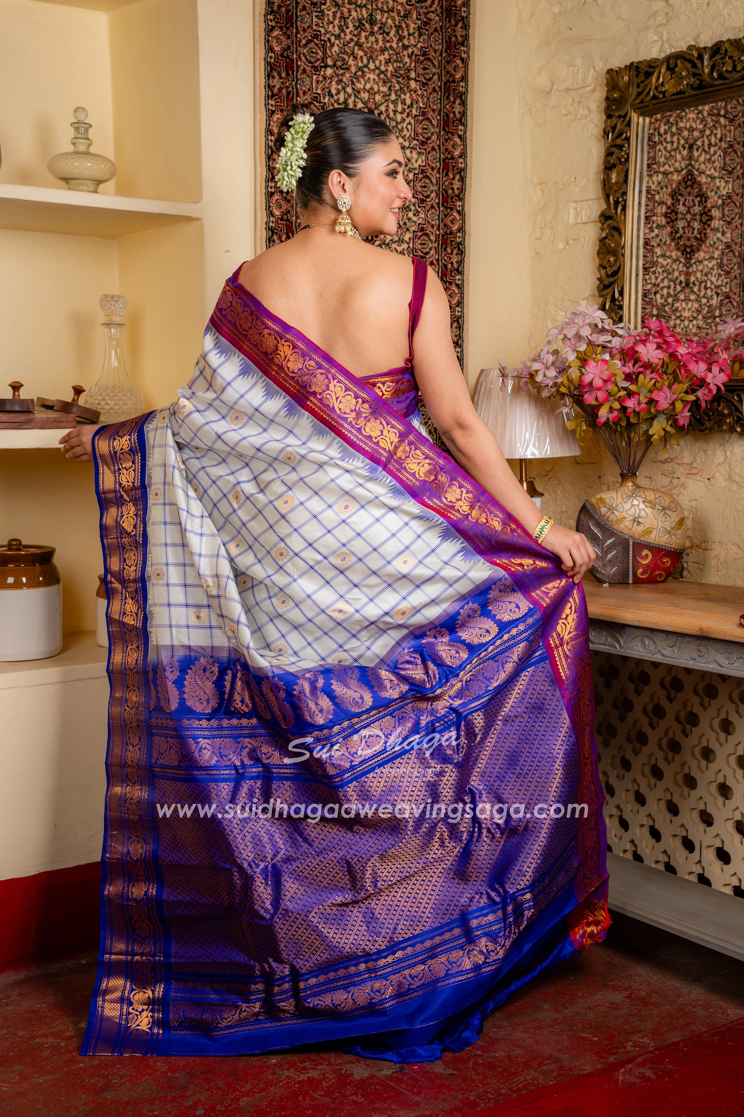 Handwoven Pure silk Checkered Gadwal in ganga jamuna Kuttu Border