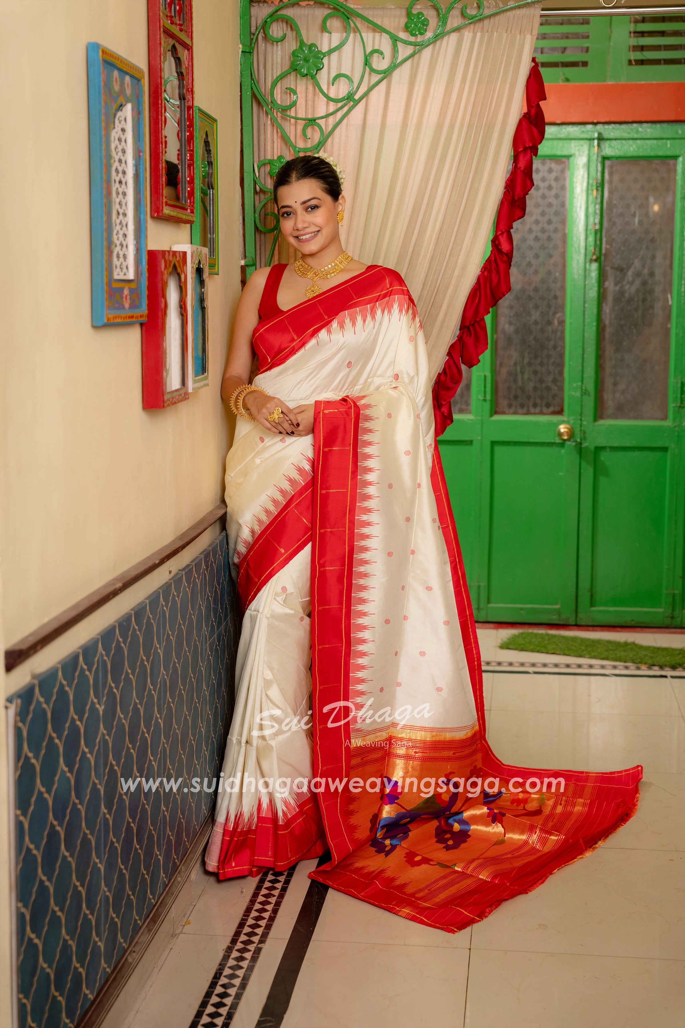 Handwoven Pure Silk Stunning Red Muniya Border Paithani