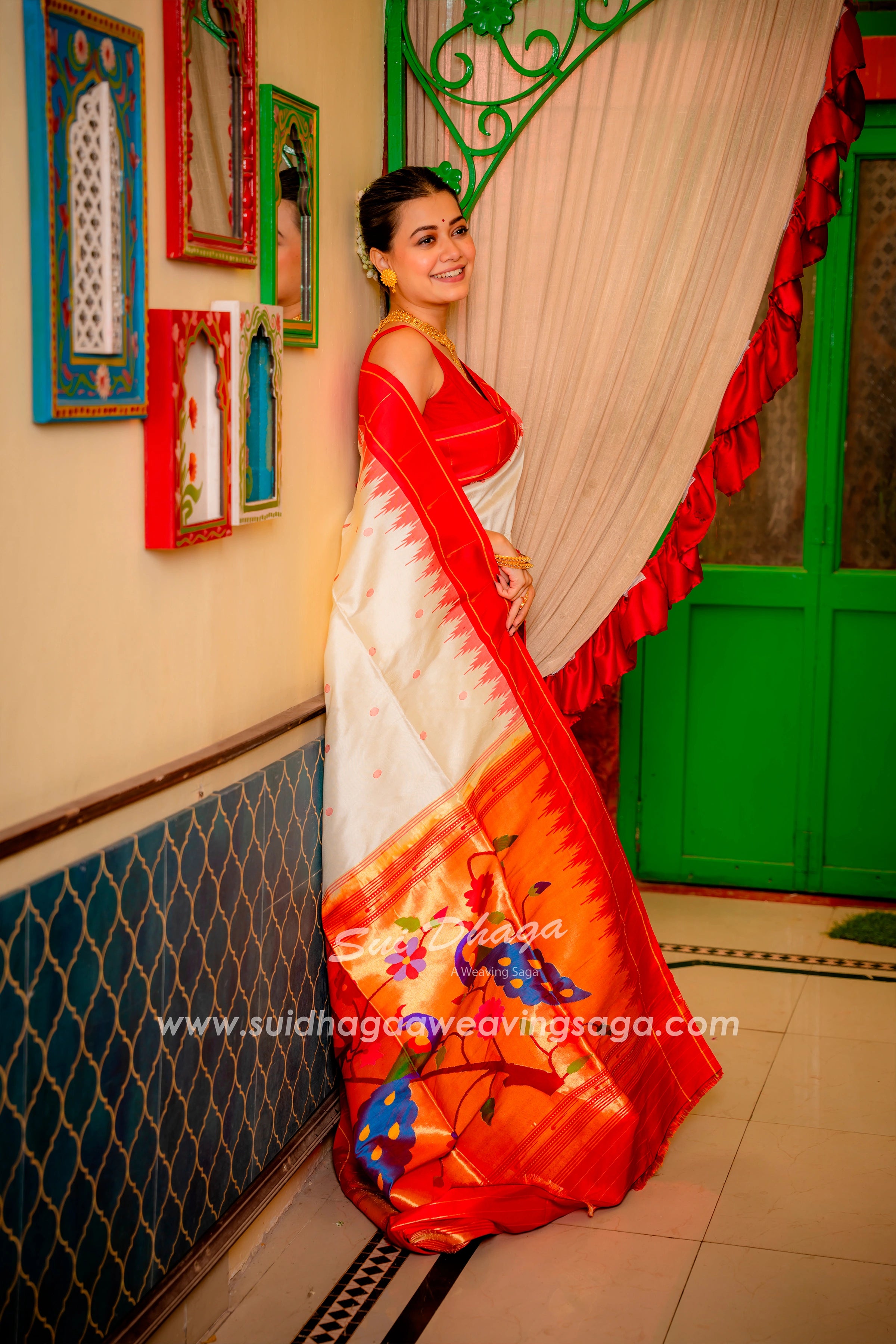 Handwoven Pure Silk Stunning Red Muniya Border Paithani