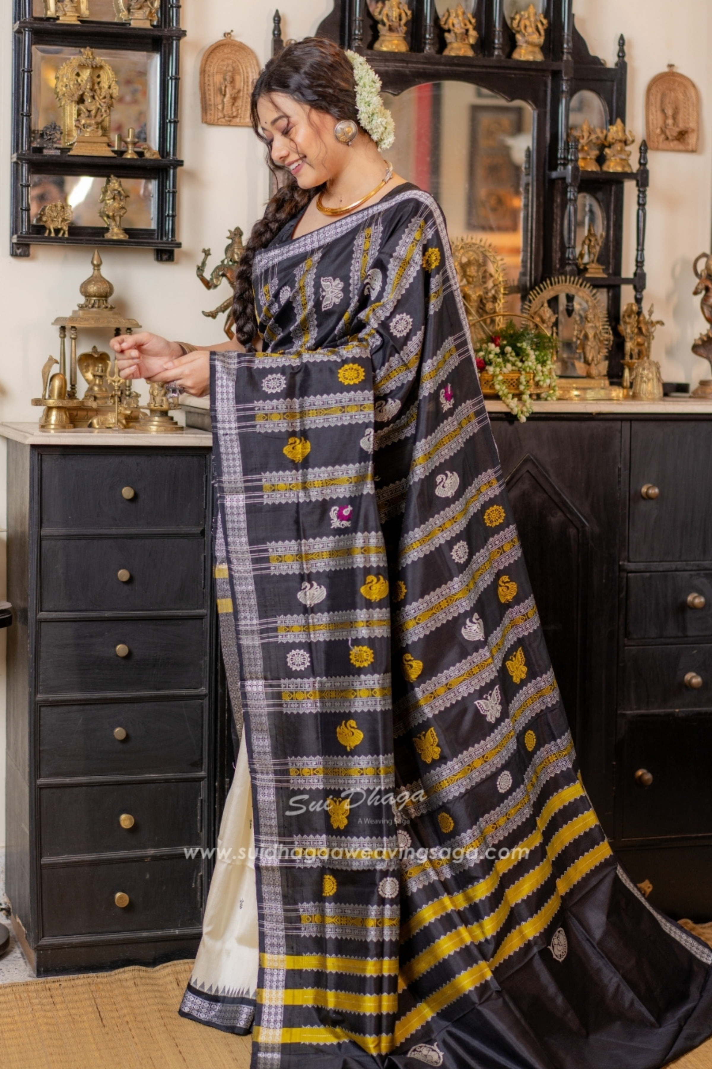 Berhampuri Monochrome Double Pallu Pure Silk Saree