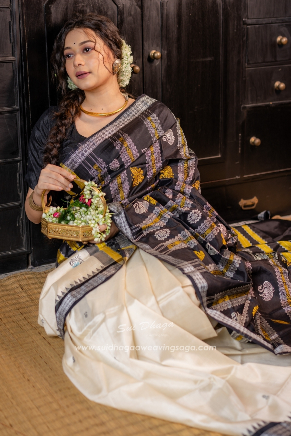 Berhampuri Monochrome Double Pallu Pure Silk Saree