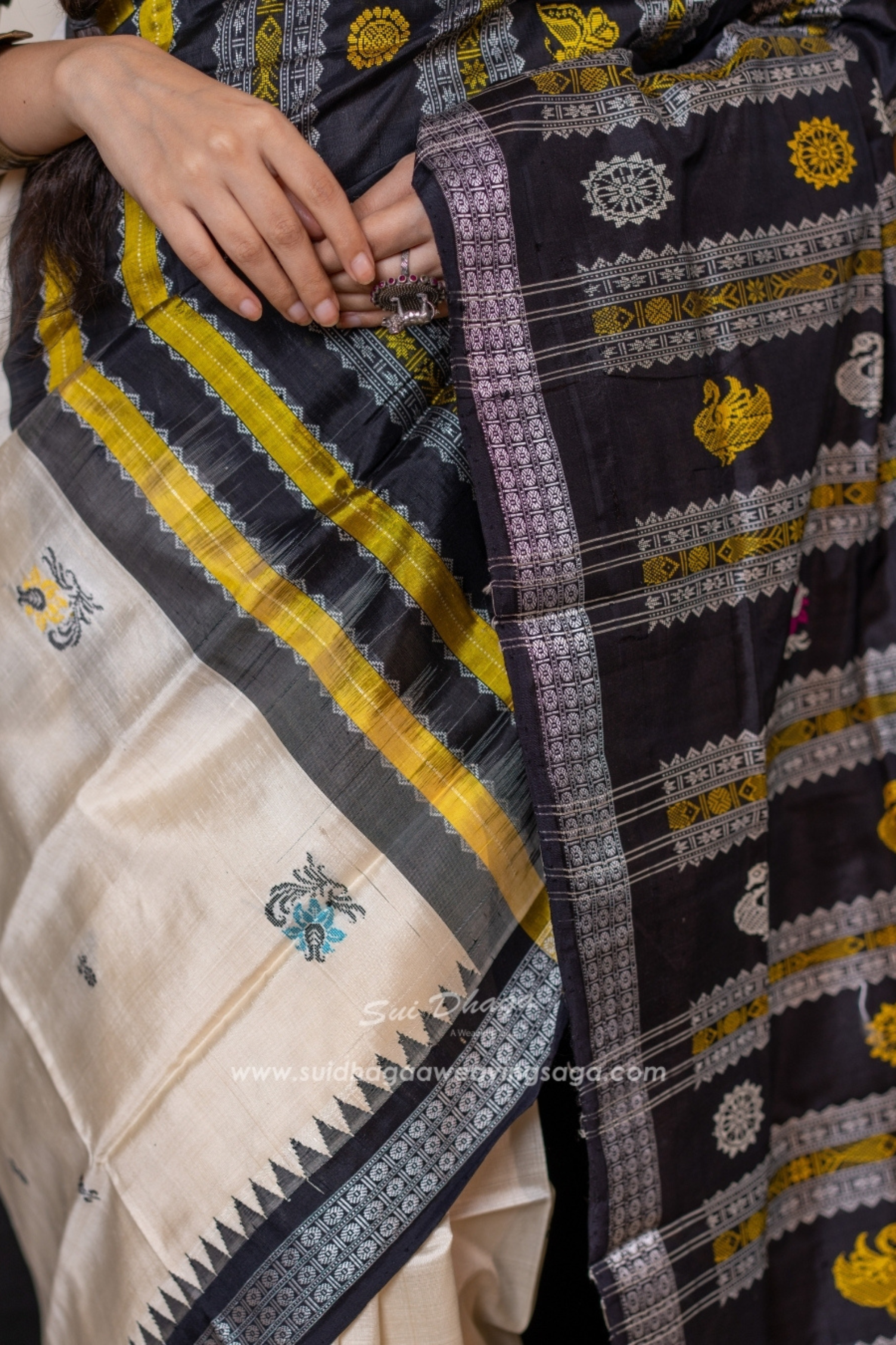 Berhampuri Monochrome Double Pallu Pure Silk Saree