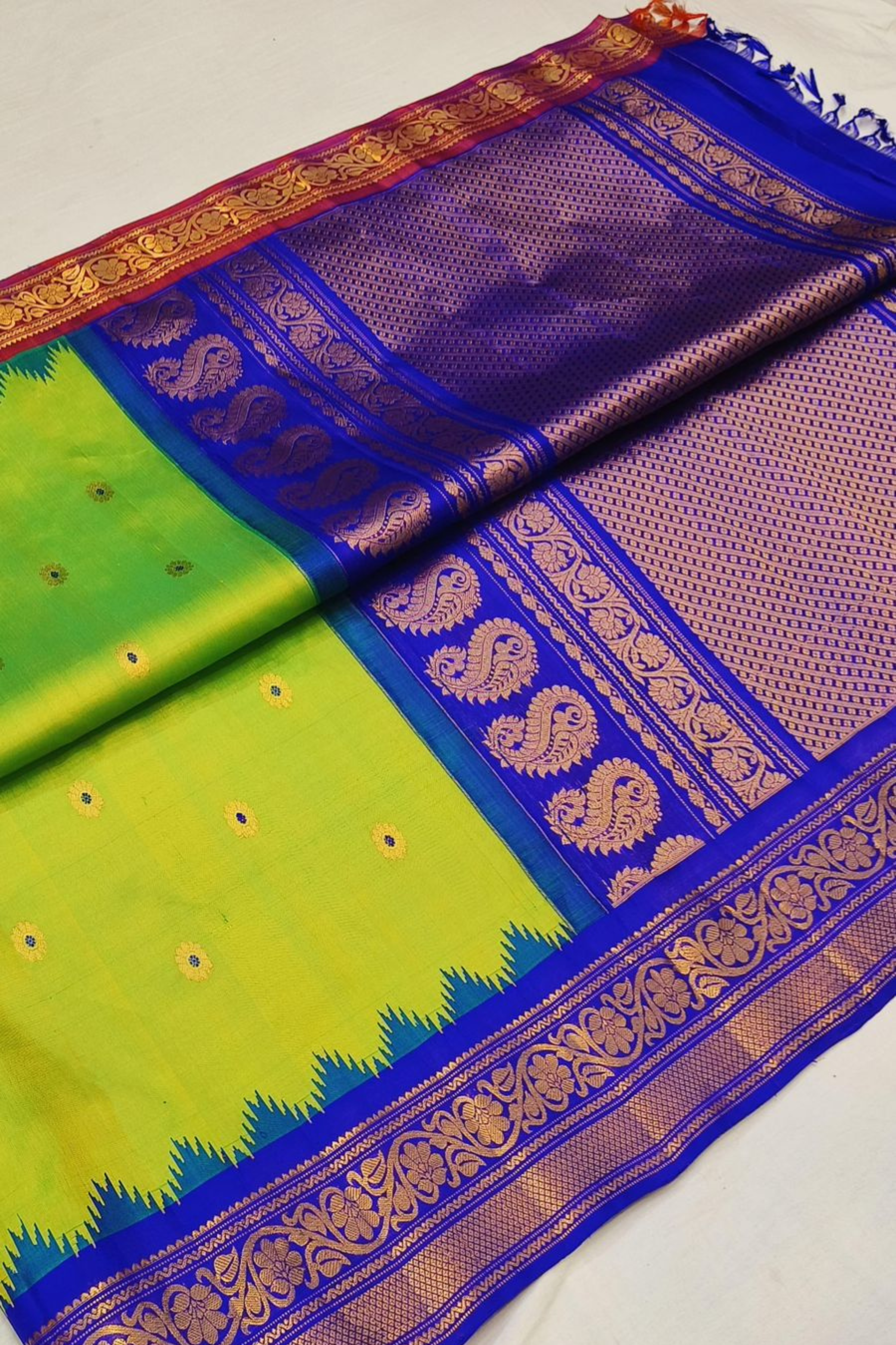 Dualshade Neon Green Ganga-Jamuna Gadwal Silk Saree
