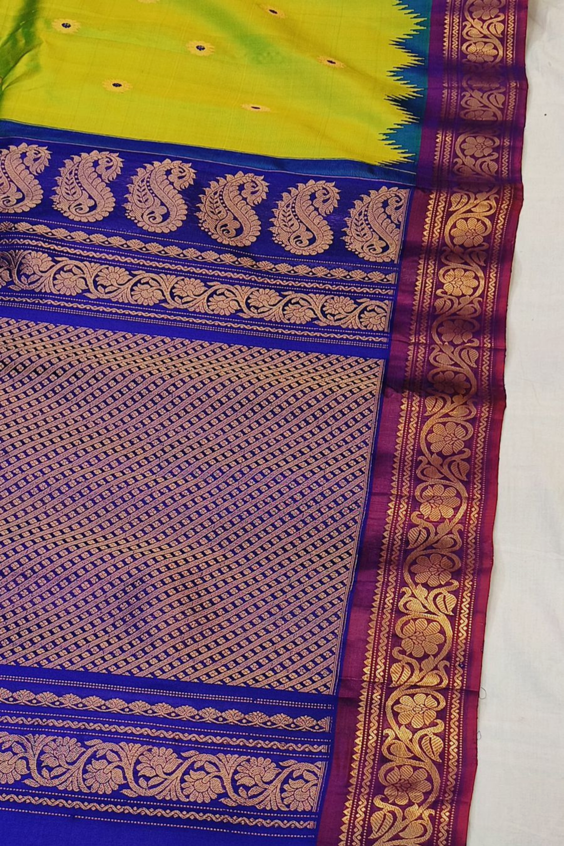 Dualshade Neon Green Ganga-Jamuna Gadwal Silk Saree