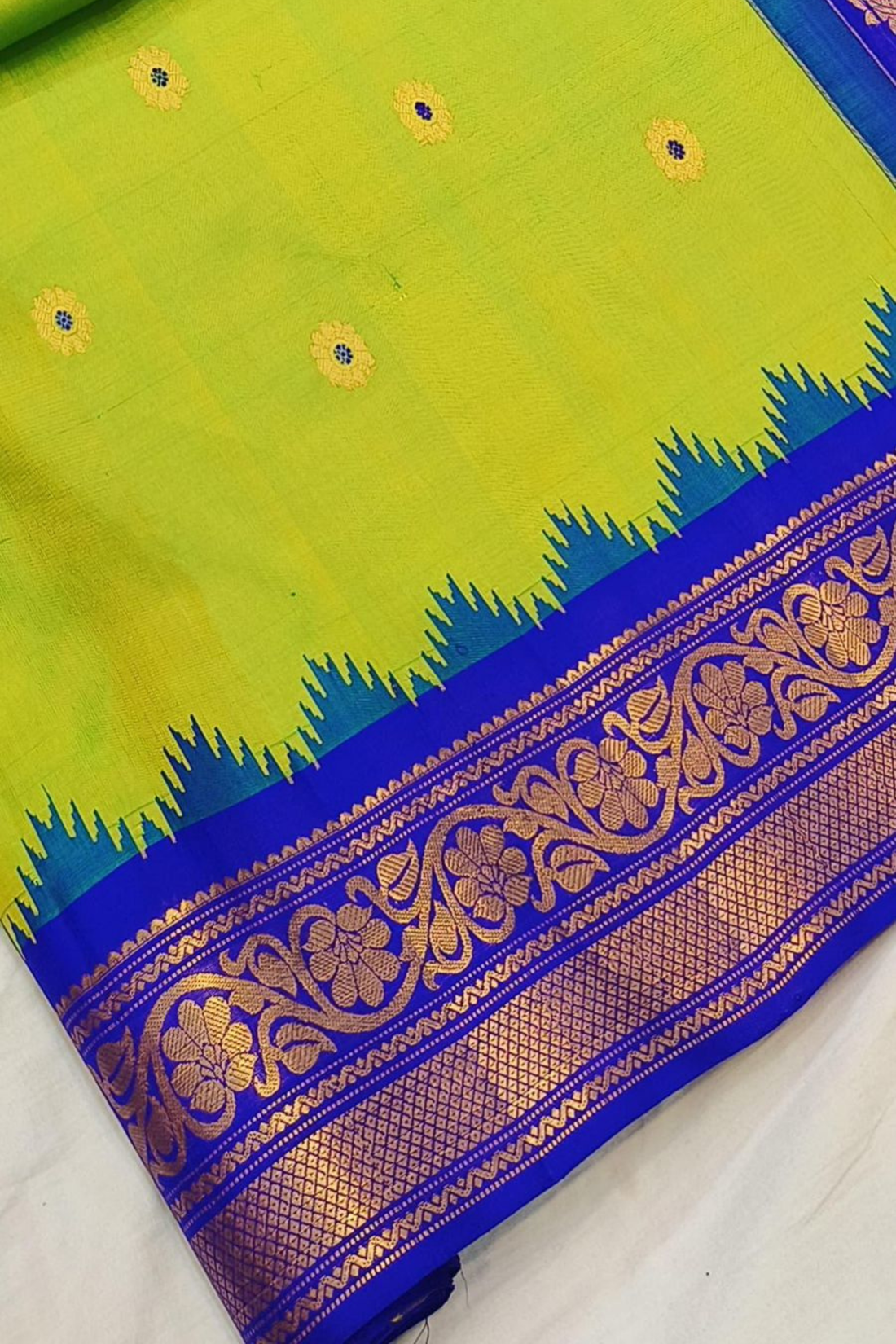 Dualshade Neon Green Ganga-Jamuna Gadwal Silk Saree