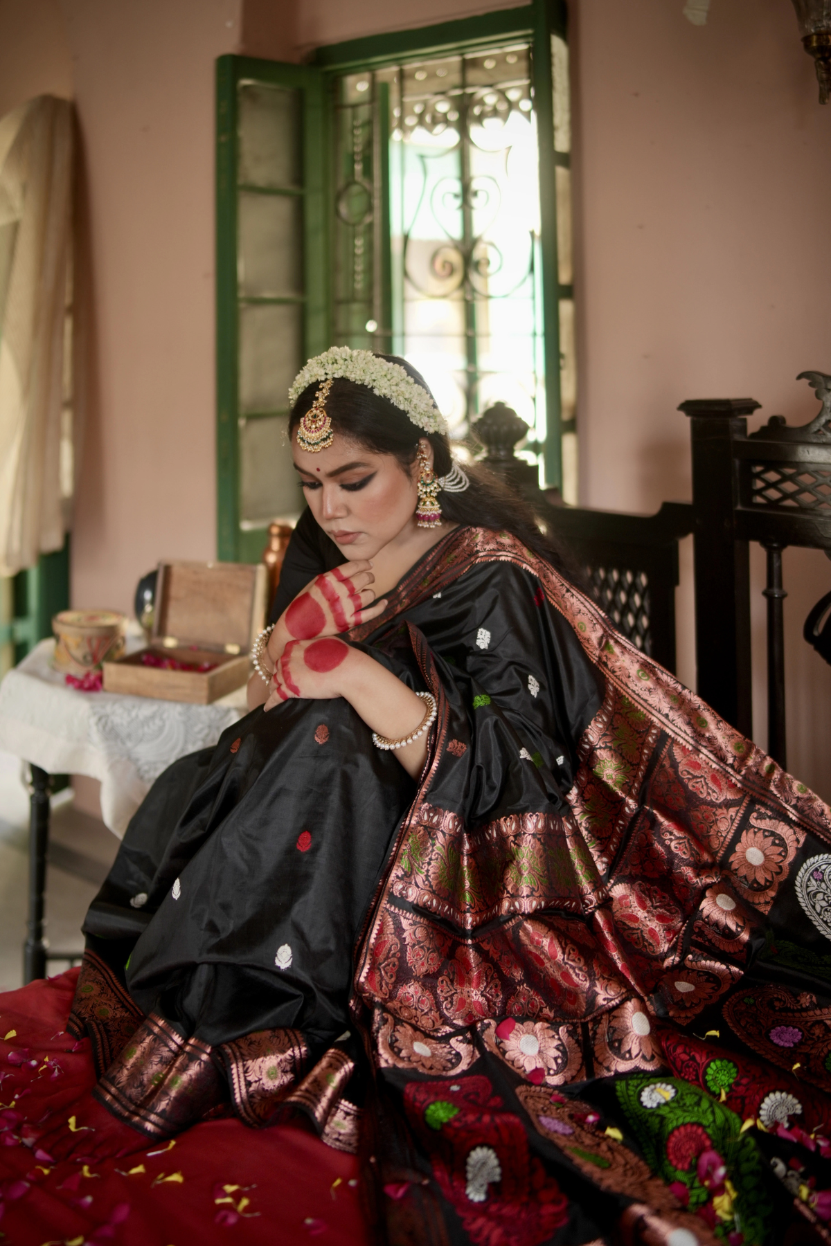 Black Revival butta Swarnochuri in Copper zari